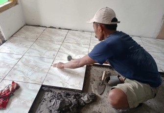 Pemasangan keramik RTLH