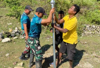 Pemasangan lampu solar cell di perbatasan