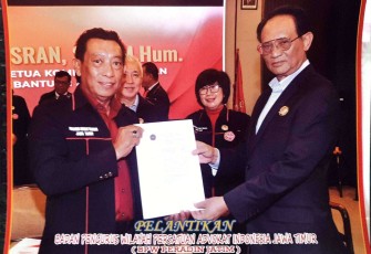 Hasran saat menerima SK di Surabaya, Sabtu (1/8)