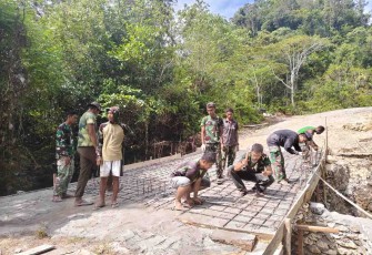 Pengerjaan rangka pengecoran jembatan