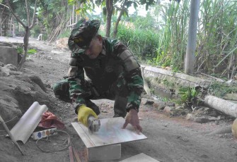 Percepatan pemasangan keramik RTLH