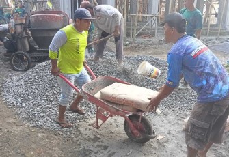 Warga percepat pembuatan adonan beton