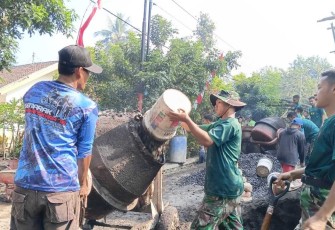 Angkut material menggunakan ember