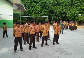 Babinsa latih PBB siswa 