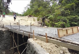 Pengecoran bagian atas jembatan Kampung Sesor