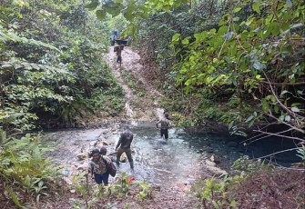 Semngat gotong royong trabas medan terjal Kampung Sesor