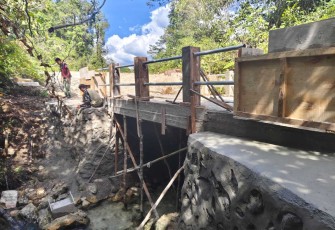 Pengerjaan rehab jembatan di Kampung Sesor