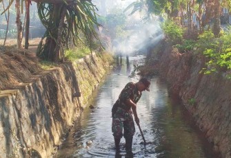 Pembersihan saluran irigasi