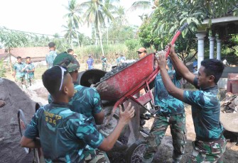 Masukkan material pengecoran menggunakan arco