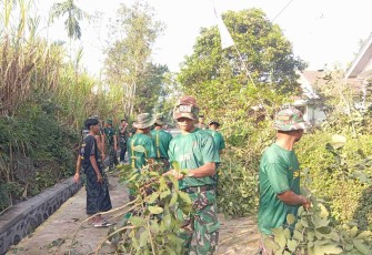 Bersihkan lingkungan di lokasi TMMD