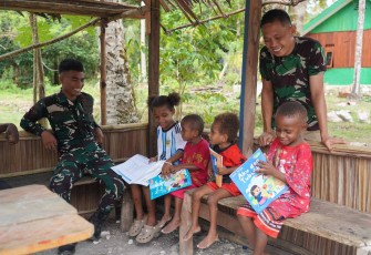 Canda tawa bersama anak-anak di Kampung Sesor
