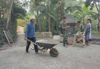 Pak Buasin timbun halaman RTLH Ibu Ety agar lebih rapi