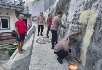 Aksi pengecetan tembok gang pemukiman