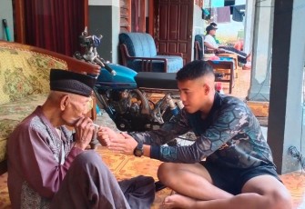Prada Alifan Zulfanzah berpamitan dengan warga