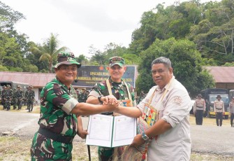 Danrem 181/PVT Brigjen TNI Slamet Riadi, S.I.P., menutup TMMD ke-129 Kodim 1807/Sorsel di Kampung Sesor, Kamis (13/8)