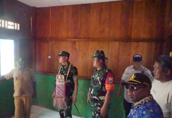 Danrem 181/PVT Brigjen TNI Slamet Riadi, S.I.P., meninjau rumah hasil dari program TMMD ke-129 Kodim 1807/Sorsel di Kampung Sesor, Kamis (13/8)