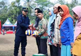 Penyerahan bantuan peralatan olahraga
