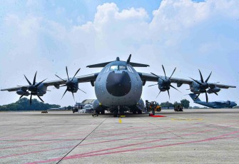 Pesawat angkut TNI AU Airbus A400M membawa logistik bantuan gempa NTT dari lanud Halim Perdanakusuma, Jakarta