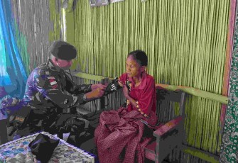 Pelayanan kesehatan satgas Yonarmed 12 Kostrad