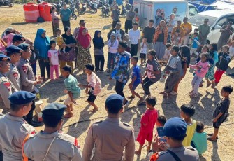 Trauma healing anak-anak di pos pengungsi