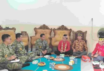 Pasis Dikreg LVI Sesko TNI saat bersilaturahmi dengan tokoh adat Kubu Raya