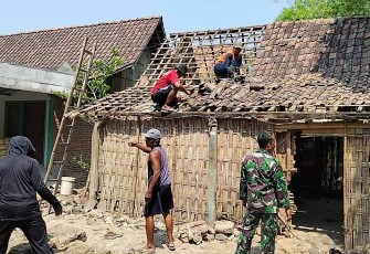 Gotong royong bersama warga desa binaan