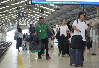 Ratusan Porter Hadir di Angkutan Lebaran 2026 Berikan Kenyamanan di Daop 2 Bandung