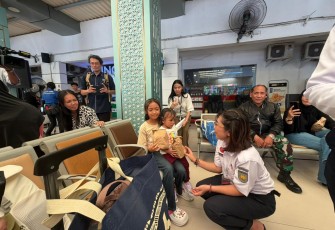 Direktur Komersial KAI Wisata membagikan takjil.