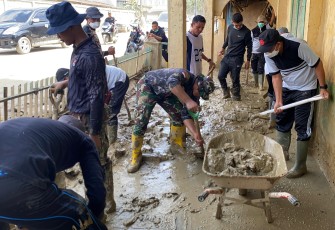 Ratusan Prajurit TNI AD dan Relawan Bersihkan SMA Al-Jamiatul Washliyah Aceh Tamiang