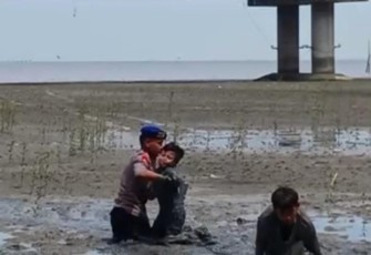 Penyelamatan anak terjebak lumpur di wisata Kenjeran 