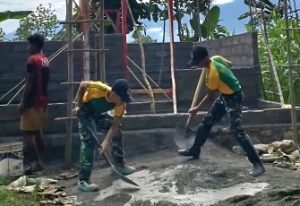 Pos Turiskain Renovasi Rumah Warga Maumutin