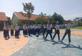 Babinsa Pilangkenceng Berikan Materi LDK kepada Anggota OSIS SMPN 2 Pilangkenceng