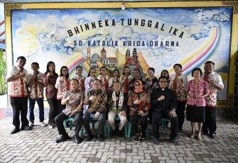 Menteri Pendidikan Dasar dan Menengah (Wamendikdasmen), Fajar Riza Ul Haq, meninjau program digitalisasi pembelajaran melalui pemanfaatan bantuan Interactive Flat Panel (IFP) di SD Katolik Krida Dharma, Kabupaten Blora, Jawa Tengah, Sabtu (3/1) 