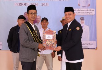 Ketua Karang Taruna Kota Depok H Irwan Nurwanto saat melantik Ketua Karang Taruna RW 01 Mekarjaya, Sabtu (10/1)