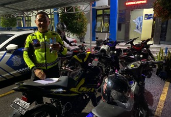 Belasan sepeda motor berknalpot brong hasil operasi penyisiran, Sabtu (10/1/2026) malam, diamankan petugas Satlantas Polres Karanganyar