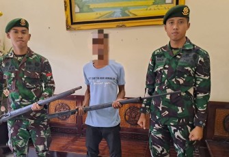 Penyerahan senjata warga sukarela di perbatasan 