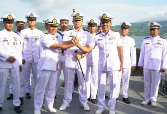 Foto bersama usai sertijab Komandan KAL Panana III-9-13