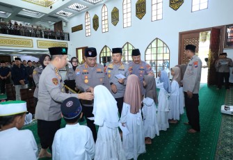 Karo SDM Polda Jatim Kombes Pol Sih Harno memberikan santunan anak yatim, Kamis (22/1)