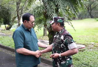 Danrem 083/Bdj Kolonel Inf Kohir saat menyambut Susilo Bambang Yudhoyono di Pandaan, Rabu (28/1)