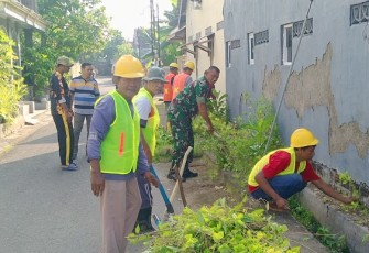 Babinsa dan Warga Sogaten Bersatu Bersihkan Saluran Air, Cegah DBD Sejak Dini
