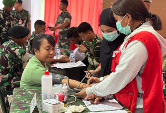 Persit KCK Cabang XXXV Kodim 1710/Mimika Gelar Donor Darah Peringati HUT ke-80