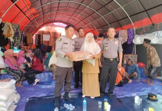 Polres Pamekasan Beri Bantuan Obat dan Layanan Kesehatan Untuk Warga Terdampak Longsor di Pasean