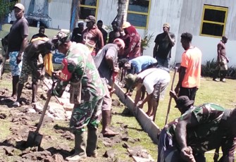 Babinsa Koramil Kokonao Bersama Warga Binaan Gotong Royong Cor Jalan Gereja