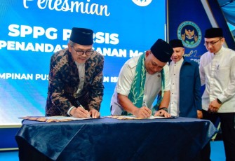 Kepala BGN Dadan Hindayana saat menandatangani peresmian SPPG Persis di Bandung, Senin (23/2)