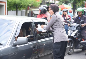 Polwan Polres Bondowoso Tebar 500 Takjil di Pasar Induk