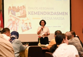 Sekjen Kemendikdasmen, Suharti memberikan pemaparan dihadapan awak media di meeting room Hotel Santika Premiere Bintaro, Selasa (2/3)