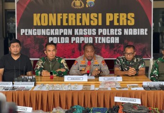 TNI-Polri saat menggelar konferensi pers