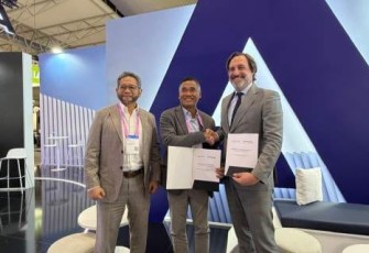 CEO Mitratel Theodorus Ardi Hartoko (kiri) dan CEO AALTO Hughes Boulnois (kanan) menandatangani Nota Kesepahaman (MoU) pada rangkaian agenda Mobile World Congress (MWC) di Barcelona, Senin (2/3).