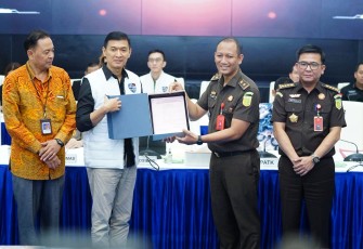 DirSiber Bareskrim Polri Himawan saat menyerahkan aset judi online 