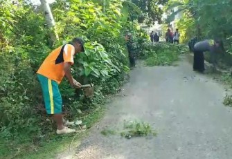 Bersihkan lingkungan bersama warga binaan